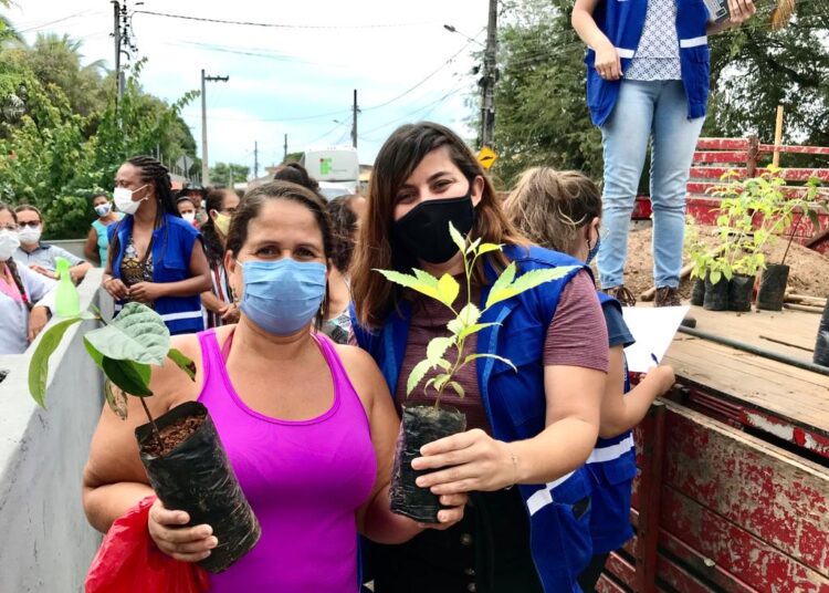 Carro da Árvore distribui mudas no bairro Areia Branca e agrada moradores da região