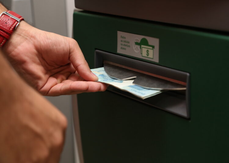 Assistência Social de Aracaju orienta população em relação ao Auxílio Brasil