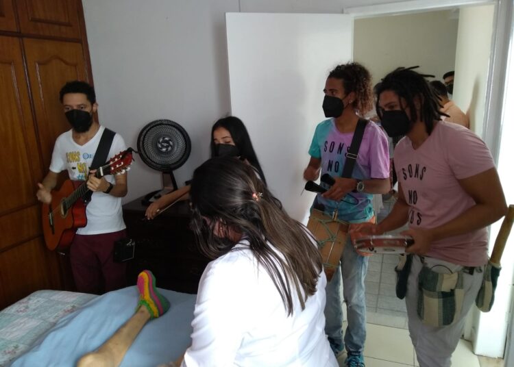 Aracaju humaniza atendimentos domiciliares com musicoterapia