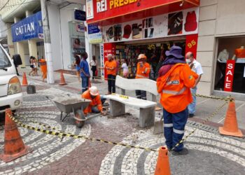 Prefeitura intensifica revitalização de pavimentos e bancos no Centro