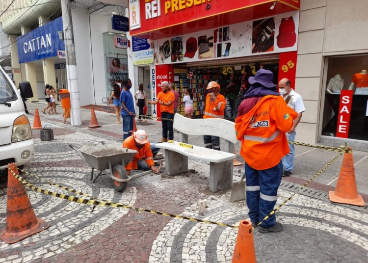 Prefeitura intensifica revitalização de pavimentos e bancos no Centro