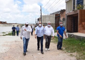 Prefeito visita terreno onde será erguida praça da comunidade Alto da Bela Vista