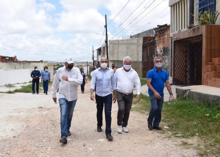 Prefeito visita terreno onde será erguida praça da comunidade Alto da Bela Vista
