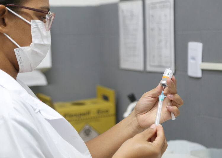 Dose de reforço contra covid segue disponível para quem tomou 2ª dose há quatro meses