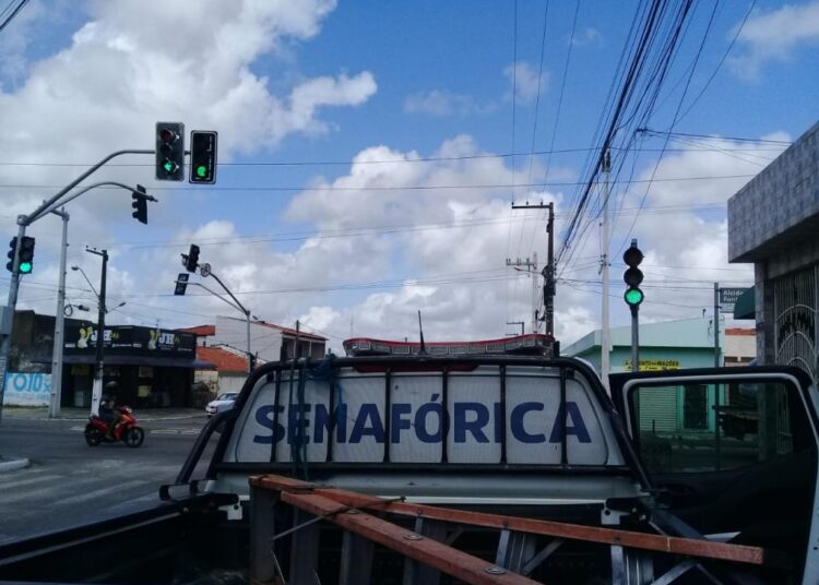 Mais de mil metros de cabos de semáforos foram furtados este ano
