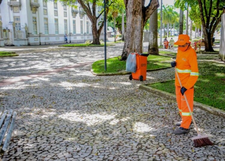 Agentes fixos reforçam limpeza de espaços públicos com maior fluxo de pessoas