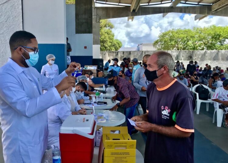 População aprova vacinação contra covid-19 no Restaurante Padre Pedro