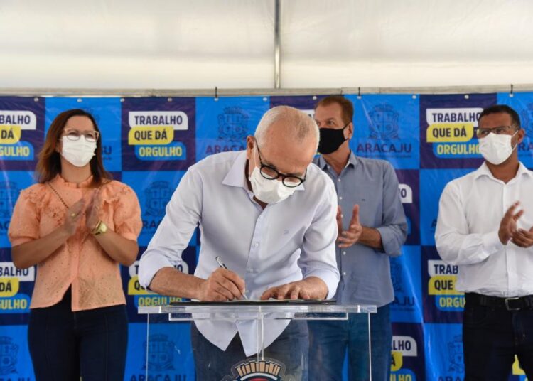 Prefeito Edvaldo assina ordem de serviço para construção de praça no Areia Branca