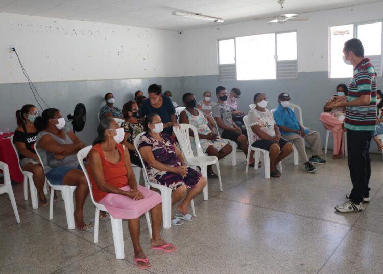 Cras Madre Tereza discute sobre violência doméstica com idosos do SCFV