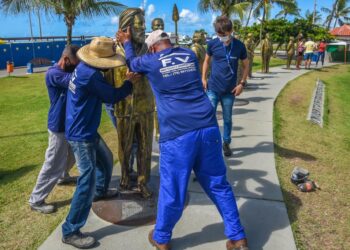 Prefeitura reposiciona estátua derrubada em ação de vandalismo na Orla
