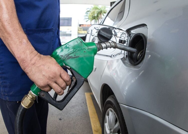 Tirando penduricalhos, podemos baixar o preço da gasolina
