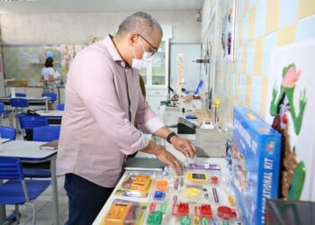 Prefeitura equipa escolas da rede com laboratórios de ciências e matemática