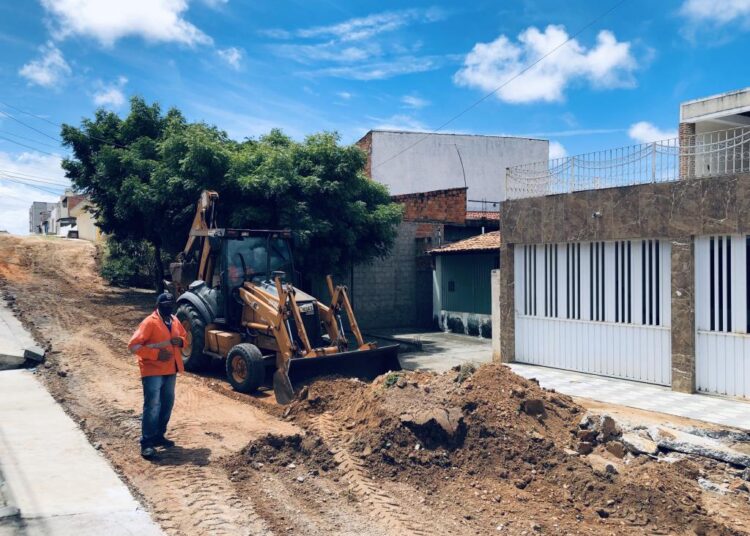 Prefeitura atende demanda da comunidade e pavimenta ruas no 18 do Forte