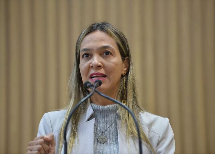 Sheyla Galba destaca dificuldade de pacientes oncológicas para conseguir cirurgia plástica de mama pelo IPES