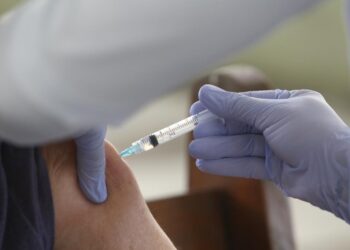 Aracaju segue aplicando 4ª dose na população com idade a partir de 80 anos