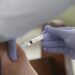 Aracaju segue aplicando 4ª dose na população com idade a partir de 80 anos