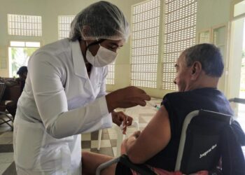 Aracaju inicia aplicação da quarta dose em idosos institucionalizados
