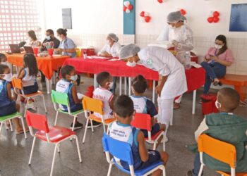 Prefeitura já vacinou contra covid-19 mais de 1.300 alunos nas escolas municipais