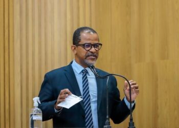 Professor Bittencourt parabeniza Universidade Tiradentes pelos 60 anos de fundação