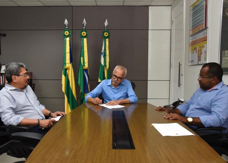 Prefeito Edvaldo assina homologação do concurso para auditor fiscal de Aracaju