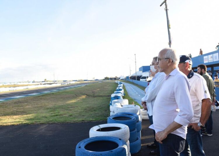 Prefeito Edvaldo visita Kartódromo e recepciona competidores da Copa Nordeste de Kart
