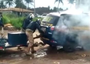 Barbárie: Polícia transforma viatura em câmara de gás, tortura e executa homem negro