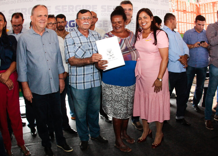 Belivaldo entrega escrituras e leva pavimentação aos moradores de Pedrinhas