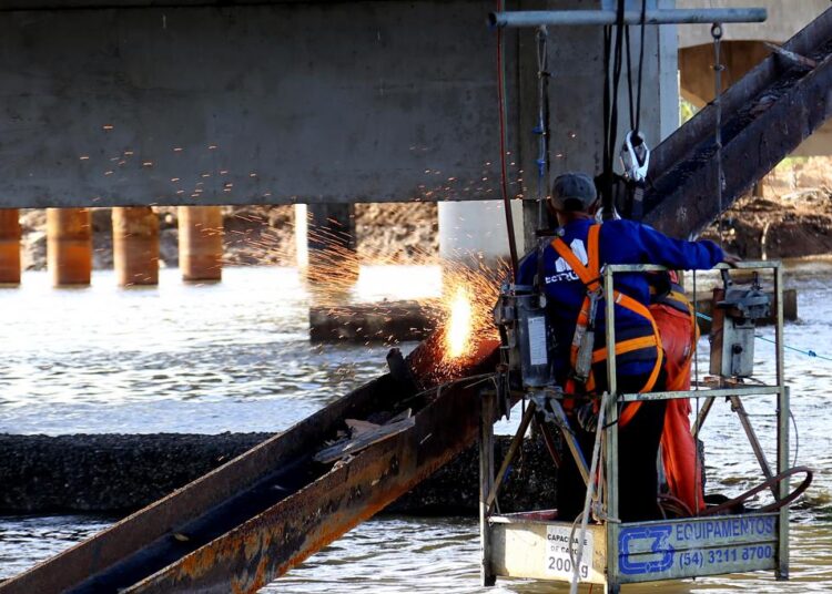 Prefeitura inicia retirada de estrutura metálica que cedeu da ponte sobre o rio Poxim