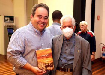 Prefeito em exercício participa de lançamento de livro do memorialista Murilo Melins