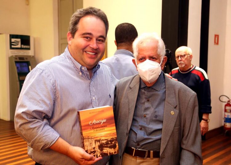 Prefeito em exercício participa de lançamento de livro do memorialista Murilo Melins