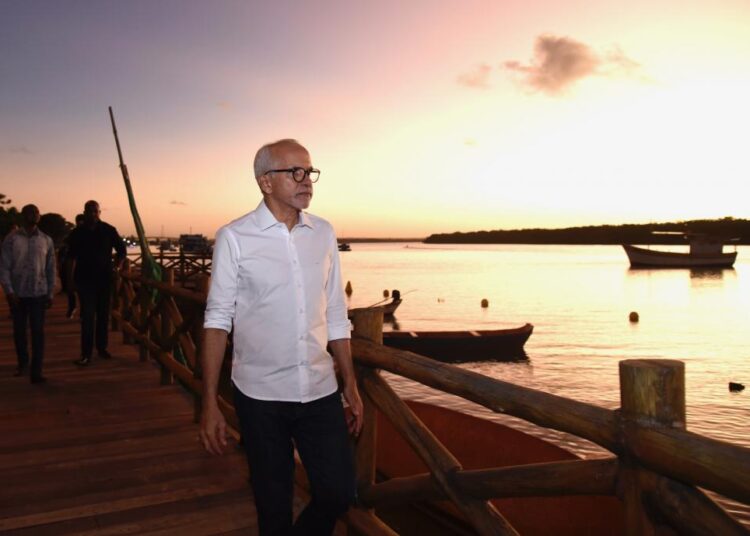 Prefeito Edvaldo entrega balizamento do rio Vaza-Barris