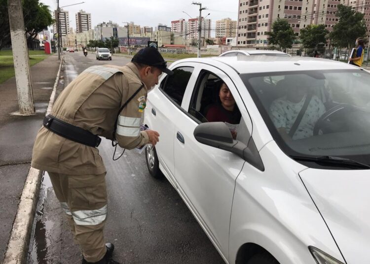 Ação da SMTT orienta condutores sobre cuidados em dias de chuva