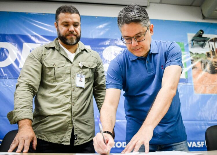 Senador Alessandro entrega mais de 1,2 milhões em maquinários para municípios sergipanos