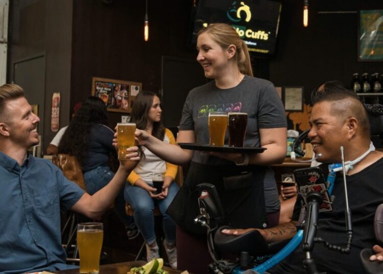 Serviços puxam emprego e querem apoio para ajudar na retomada