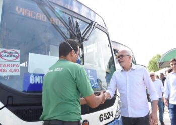 Prefeito Edvaldo entrega mais oito novos ônibus para o transporte coletivo da Grande Aracaju