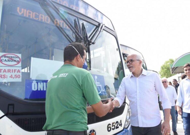 Prefeito Edvaldo entrega mais oito novos ônibus para o transporte coletivo da Grande Aracaju