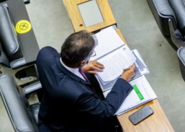 Congresso derruba veto a projeto de Laércio que anistia multa para Contadores