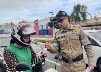 Ação educativa da SMTT conscientiza motociclistas para segurança no trânsito