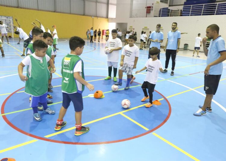 Prefeitura recebe doação do MPT de dois mil uniformes para alunos do Estação Cidadania