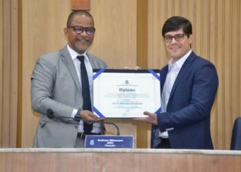 Professor Bittencourt concede Título de Cidadania Aracajuana ao Diretor Presidente da CELSE