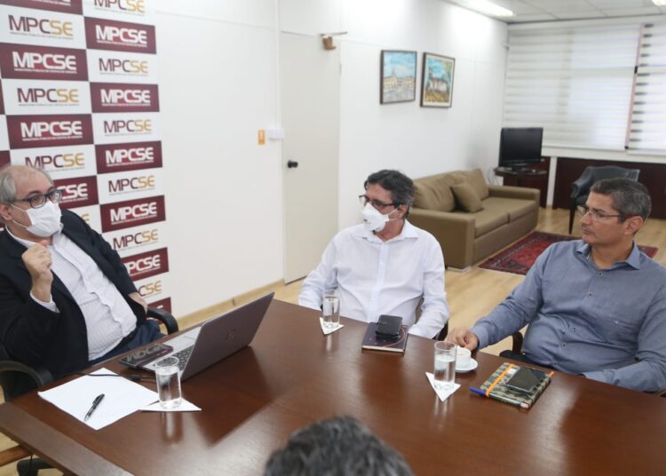 Procurador-geral do MPC/SE recebe secretário de Estado da Educação