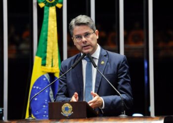 Senador Alessandro Vieira entra com notícia-crime no STF contra Rogério Carvalho por falsidade ideológica