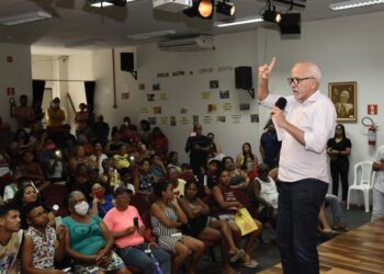 Prefeito Edvaldo acompanha trabalho social com as famílias do Residencial Mangabeiras