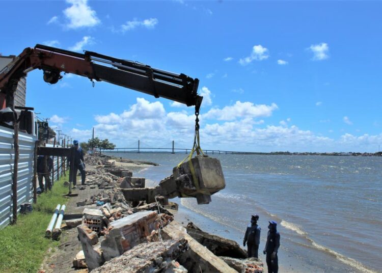 Prefeitura dá continuidade à demolição dos passeios da Ivo do Prado, Otoniel Dórea e Rio Branco