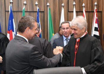 Governador eleito, Fábio Mitidieri participa da posse do procurador-geral do MP de Sergipe