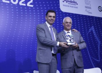 Raymundo Juliano é homenageado pela ABAD com troféu ao Grupo Fasouto