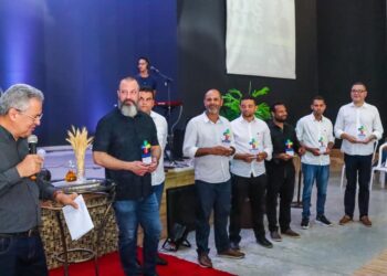 Eduardo Lima é homenageado pela Umese