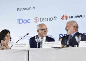 Lula empossa Edvaldo, reeleito presidente da Frente Nacional de Prefeito