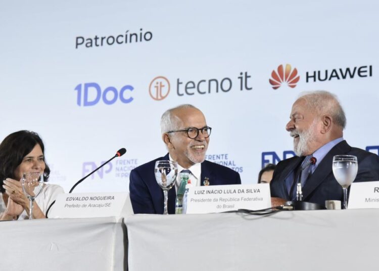 Lula empossa Edvaldo, reeleito presidente da Frente Nacional de Prefeito