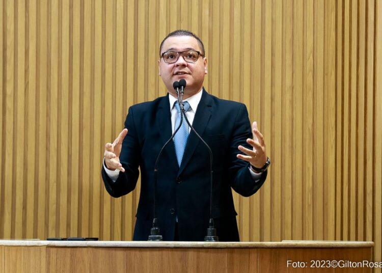 Eduardo Lima chama a atenção para menores que cometem automutilação e suicídio no município Aracaju